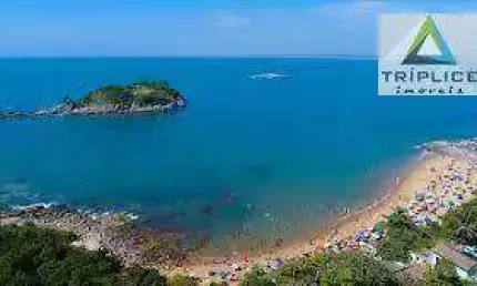 Casa e pousada em Rio das Ostras a 200m da praia Costazul em localização privilegiada com completa infraestrutura. Possui 9 suítes equipadas.