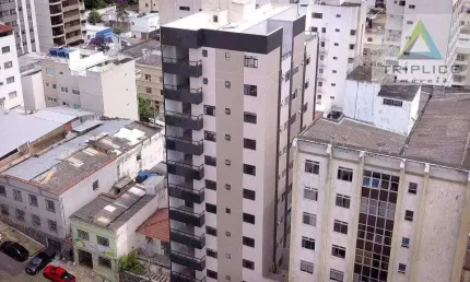 Apartamento 2 quartos com suíte, vaga numerada, elevador, gás encanado. Localização privilegiada na rua Floriano Peixoto, Centro. Oportunidade!