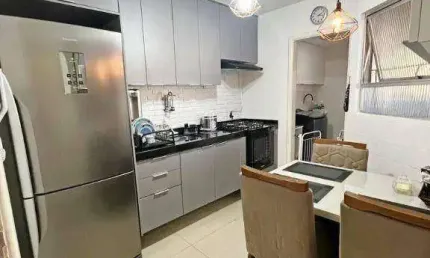 Apartamento garden reformado, 2 quartos com suíte, varanda, área externa e garagem. Ambientes com móveis planejados. Oportunidade no Bom Pastor.