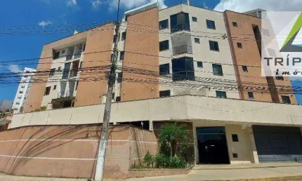 Apartamento 2 quartos com suíte, ampla varanda de frente com vista livre, área externa privativa, vaga, 1° andar. Localização privilegiada.