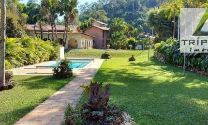 Casa 4 quartos, 2 suítes, área gourmet, 2 vagas. Exclusivo e condomínio fechado com área de lazer e cercado por mata preservada e belo paisagismo.