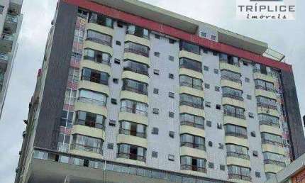 Apartamento reformado, 2 quartos com suíte, varanda, garagem, elevador e área de lazer. Localização privilegiada no Centro de Juiz de Fora.