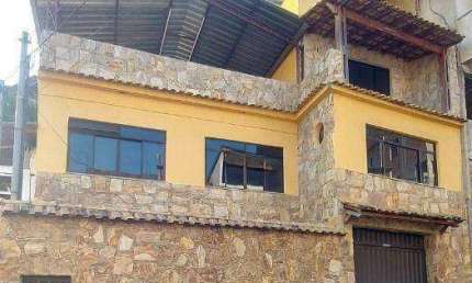 Casa ampla com 7 quartos, 3 suítes, dividida em 3 residências com 3 terraços, vista ampla, garagem. Acesso rápido ao centro. Oportunidade!