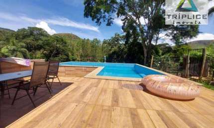 Casa 4 quartos com 2 suítes, salão 3 ambientes, área gourmet com piscina, quintal com horta e pomar. Condomínio fechado em meio à natureza.