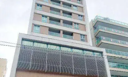 Apartamento Quarto e Sala com varanda, vaga livre numerada e elevador. Localização privilegiada com acesso fácil a comércios. Oportunidade!