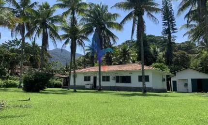 SE É PRA FICAR EM CASA QUE TAL ESSA CASA COM MAIS DE MIL METROS DE TERRENO E AINDA PERTO DA PRAIA?