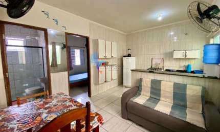 Apartamento no 1º andar com um lance de escadas está pronto para recebê-lo, com uma localização privilegiada que oferece fácil acesso às praias Grande