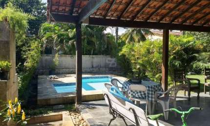 Casa linear de 3 quartos / 1 suíte, piscina, churrasqueira e 3 vagas