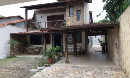 Belíssima casa duplex em Camboinhas com 4 quartos, piscina e churrasqueira.