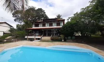 Linda casa no melhor condomínio de Maria Paula, 4 quartos, 1 suíte. terreno amplo, piscina, sauna, churrasqueira  e academia.