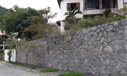 Casa em condomínio, alto luxo, ampla, vista para Baia, 4 quartos, 3 suítes.