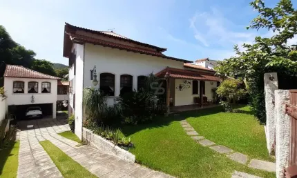 Casa em condomínio de luxo, 4 quartos sendo 4 suítes, lazer com piscina, sauna, churrasqueira e adega.