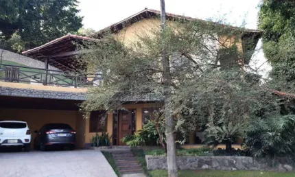 Casa de 4 quartos, 2 suítes, no melhor condomínio da Região Oceânica,  ampla, área de lazer.