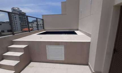 Cobertura duplex de 4 quartos, 3 suítes, na quadra da praia. Piscina e churrasqueira. 3 vagas.