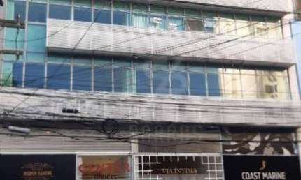 Sala comercial na Rua da Conceição, próximo à prefeitura, vazia, pronta para trabalhar.