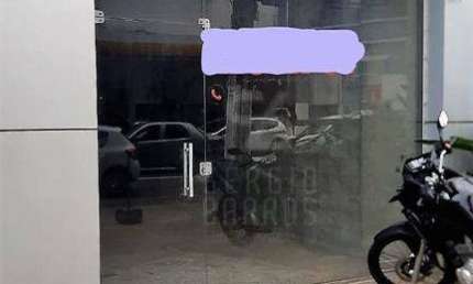 Loja com 30 m², em rua de grande fluxo de veículos, com 2 banheiros e jirau.
