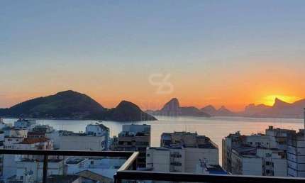 Cobertura triplex com vista deslumbrante, 5 quartos, 3 suítes, 2 vagas. No miolo de Icaraí.