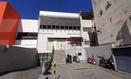 Loja com 600m² de área construída em 2 pavimentos (300m² cada), piso em granito, elevador, ar central e 18 vagas.