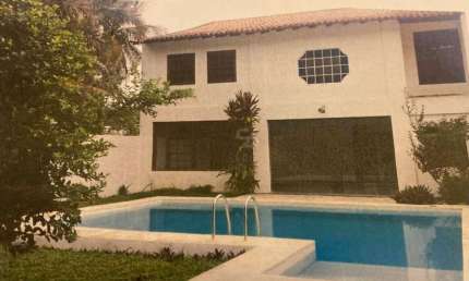 Casa no Cafubá de 3 quartos, ampla com 247 m², vazia, piscina.