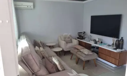 Casa linear próximo ao trevo da Avenida Central, 3 quartos, 2 suítes, churrasqueira e 2 vagas. Junto ao comércio.