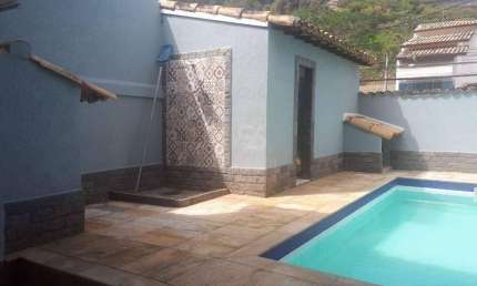 Casa duplex de 6 quartos, 5 suítes, reformada, próximo à Camboinhas.