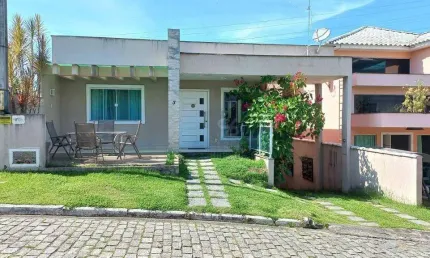 Casa de 4 quartos, 3 suítes, toda montada, em condomínio no Arsenal.
