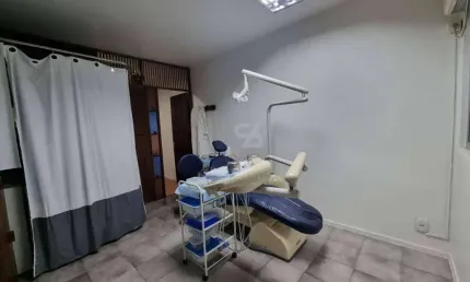 Vendo sala comercial com garagem em Icaraí, andar alto, sol manhã.