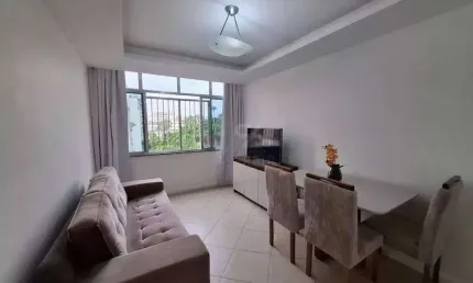 Apartamento de 2 quartos na quadra da praia de Icaraí, andar alto, vista livre, reformado.