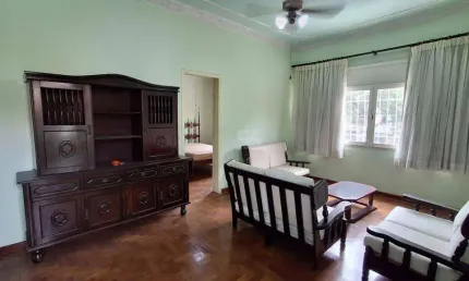 Casa tipo sobrado de 2 quartos, copa, cozinha, de frente para Alameda, churrasqueira e 2 vagas.