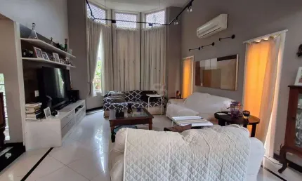 Casa duplex em Itacoatiara, com 3 quartos sendo 3 suítes, hidromassagem, na segunda quadra da praia, 2 vagas cobertas.