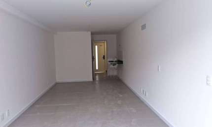 Apartamento tipo Studio, no Centro, próximo às Barcas e ao Plaza Shopping. Vazio.