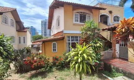 Casa térrea, tipo apartamento, de 4 quartos, 1 suíte, ampla, vista livre, quintal, 1 vaga.
