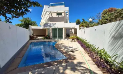 Casa triplex no picolé de Camboinhas com 4 suítes, fino acabamento, 3 vagas. Piscina e churrasqueira.