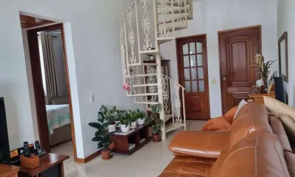 Cobertura duplex com 2 quartos no Jardim Icaraí, sol manhã, piscina e 2 vagas marcadas.
