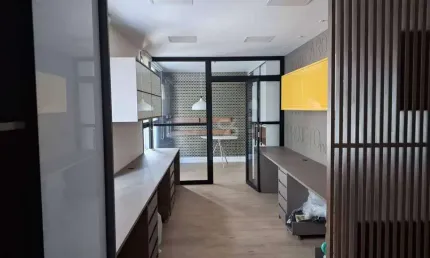 Sala comercial em Icaraí, toda montada, vazia, andar alto, muito bom gosto, 1 vaga.