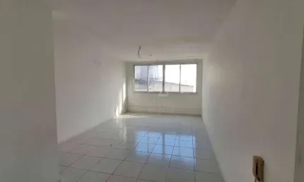 Sala comercial em frente à praça do rink, vazia, sol da manhã, 26 m².