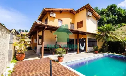 Lindo Sobrado 4 dormitórios com piscina dentro de condomínio fechado