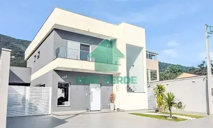 Sobrado Espetácular 3 Suítes com Piscina em Condomínio Fechado