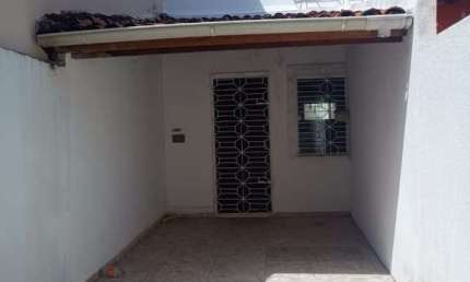 Casa no Petromar 2/4 em Stella Maris - Quintal e vaga de garagem privativa - Aluga-se
