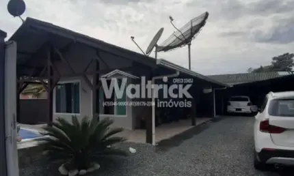 Casa Localizada no Bairro de Armação á 900 Metros da Praia.