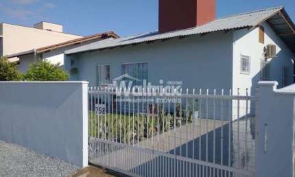 Casa Averbada Localizada no Bairro Itacolomi em Balneário Piçarras á 800 Metros da Praia.
