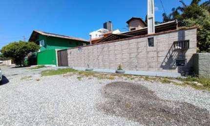 Casa Localizada no Bairro Praia de Armação à 100 Metros da Praia.