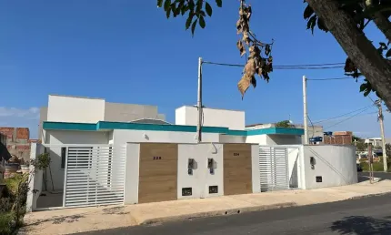 Casa para Venda em Macaé, Ajuda de Cima, 2 dormitórios, 1 suíte, 2 banheiros, 1 vaga