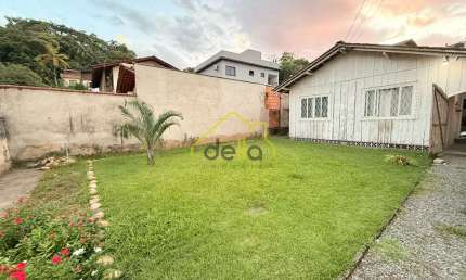 Casa de madeira  muito bem localizada entre os bairros Iririú e saguaçu!