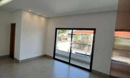 Sobrado com 3 quartos à venda, bairro Santa Mônica - Uberlândia/MG
