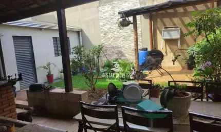 Casa com 3 quartos à venda no Bairro Jardim Patrícia - Uberlândia/MG