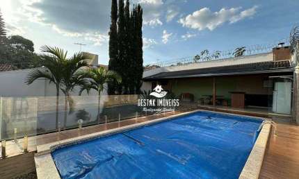Sobrado com 4 quartos à venda, bairro Cidade Jardim - Uberlândia/MG