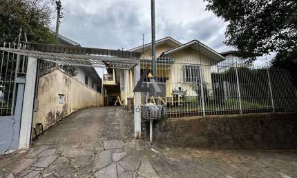 OPORTUNIDADE! CASA DE 2 PAVIMENTOS COM EXCELENTE PÁTIO E LOCALIZAÇÃO.