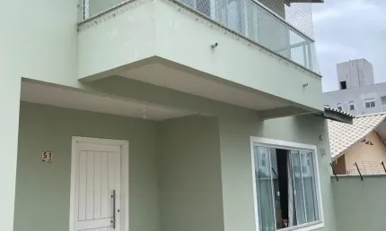 casa com 03 quartos e 02 vagas de garagem em perequê - porto belo