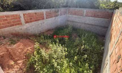 Casa de 2 quartos sendo uma suíte, por 280 mil reais